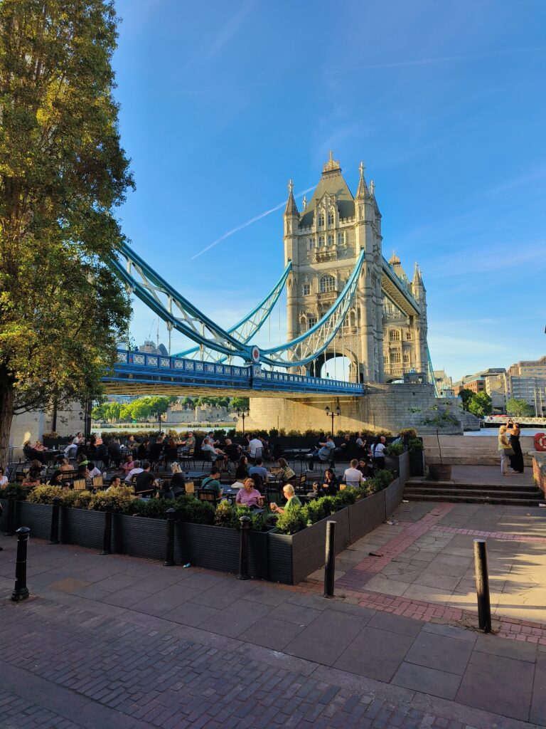 Tower Bridge w Londynie w słoneczny dzień zrobiony telefonem oppo