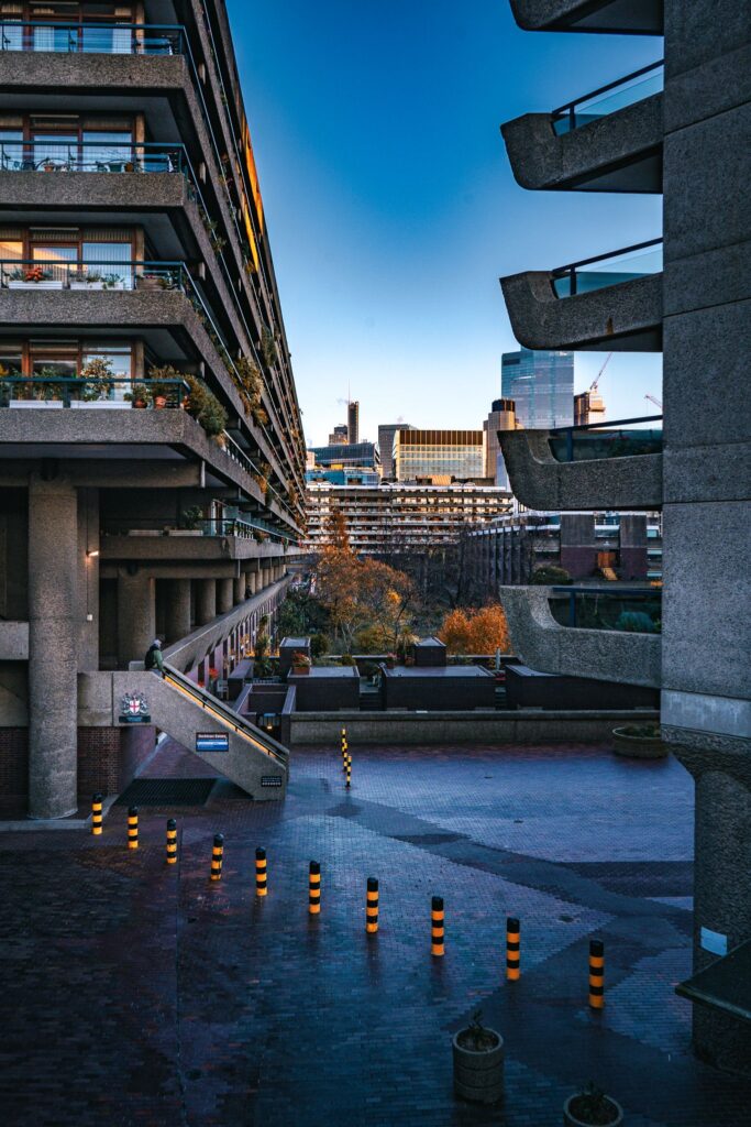Architektura brutalizmu mieszająca się z nowoczesną architekturą Londynu