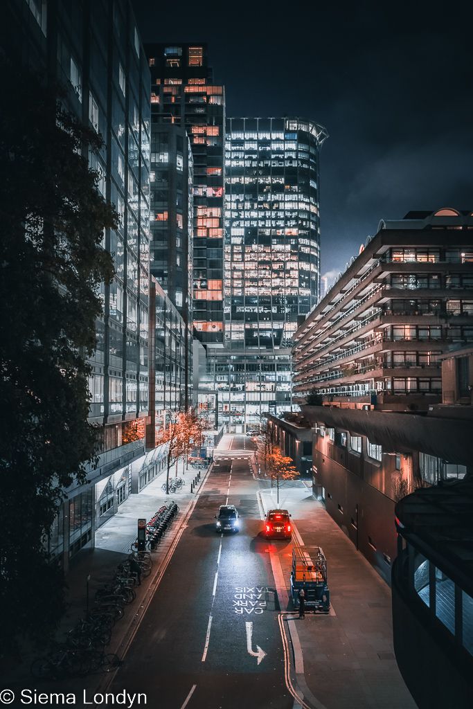 Zdjęcie zrobione z Barbican centre nocą