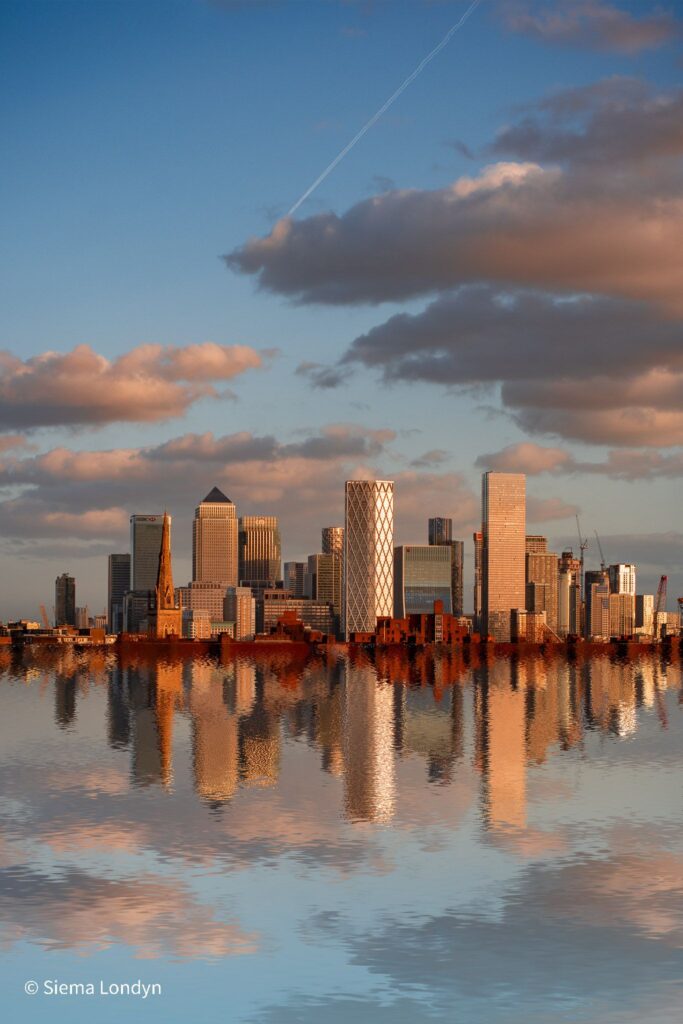 widok na Canary Wharf w Londynie z dodanym efektem odbicia w wodzie
