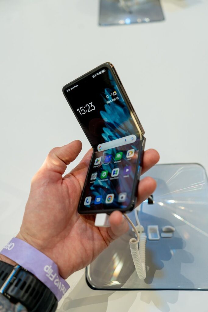 Telefon wystawowy oppo find n2 trzymany w ręce.