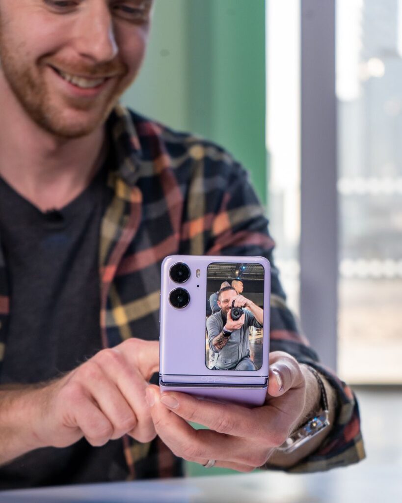 fotograf robiący Selfie zrobione w przednim ekranie telefonu trzymanego przez youtubera TechChap