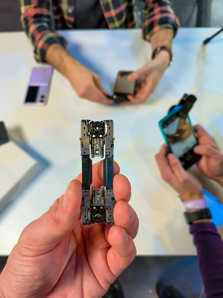 ręka trzymająca mechanizm składający telefonu typu flip