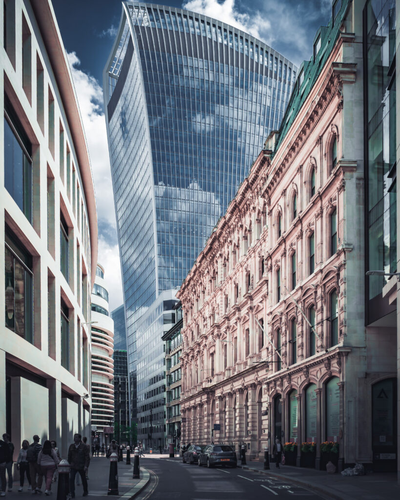 Niebieskie niebo i chmury odbijające w budynku walkie talkie