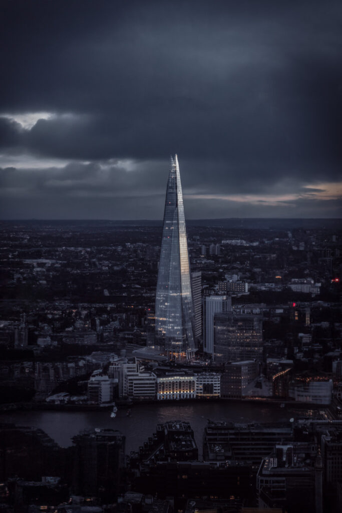 Shard wieczorową porą widok z pięćdziesiątego piętra