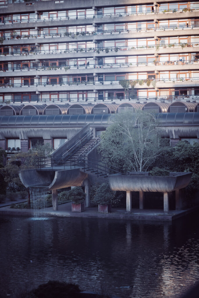 fontanna o zachodzie słońca w centrum barbican