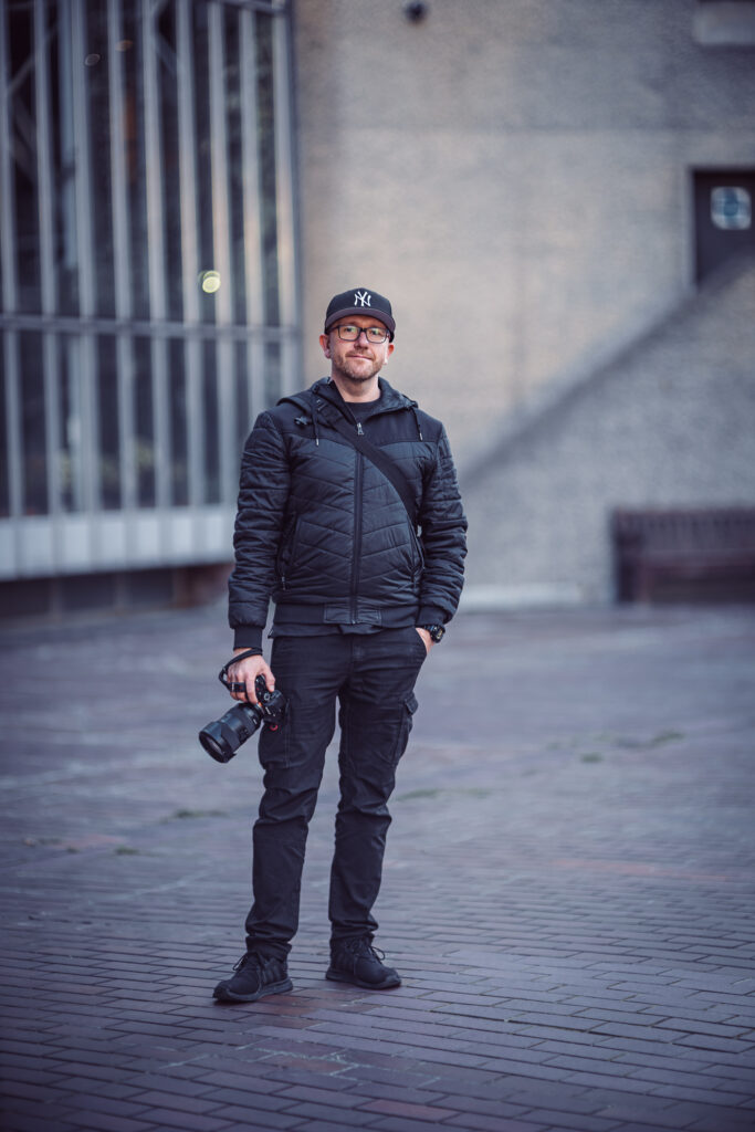 Andrzej fotograf - portret na tle betonu z ogniskową 90mm f1.25