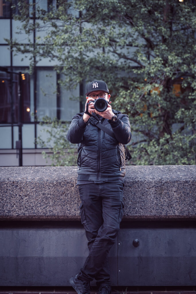 portret fotografa robiącego zdjęcie osobie fotografującej