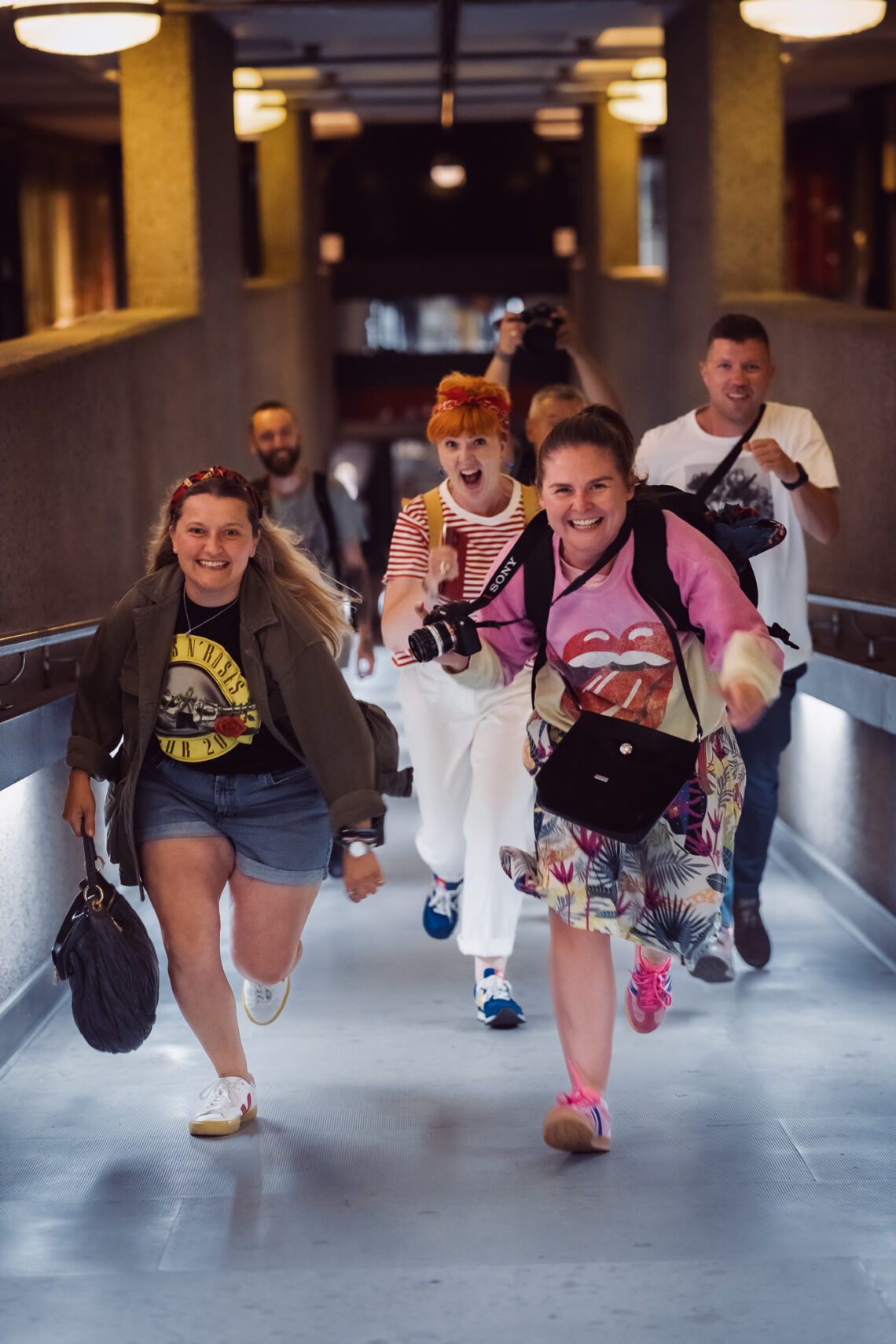 spotkania fotograficzne w Londynie. grupa ludzi z aparatmi biegnie w stronę prowadzącego zajęcia.