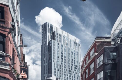 Zdjęcie edytowane z AI. Część budynków została wygenerowana tak samo jak helikopter.