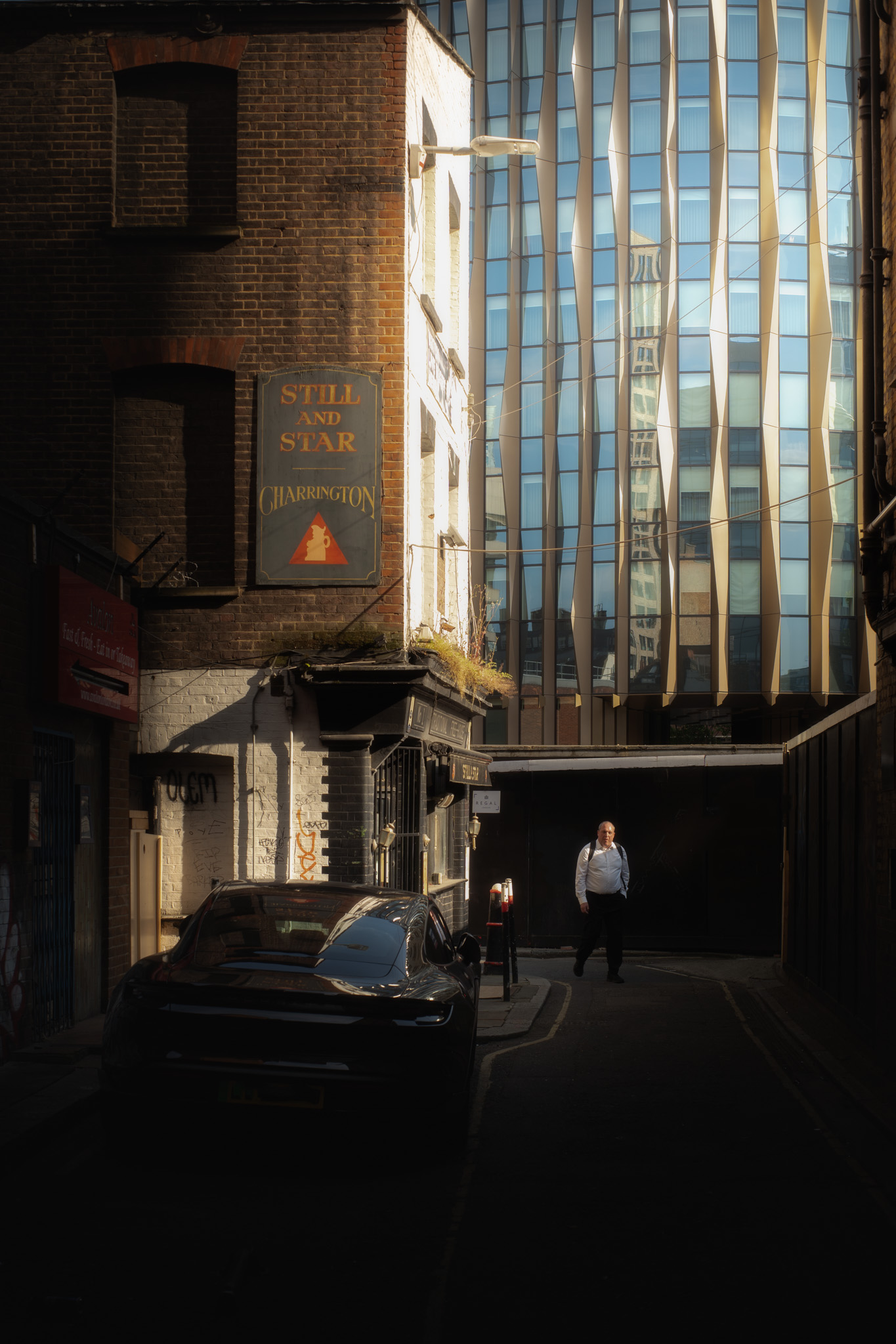 Dramatyczne zdjęcie przedstawiające nowoczesne i stare budynki na Shoreditch w Londynie