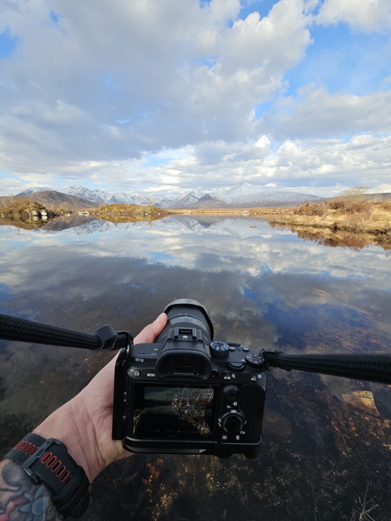 Sony a 7III w Szkocji z panoramą gór w tle