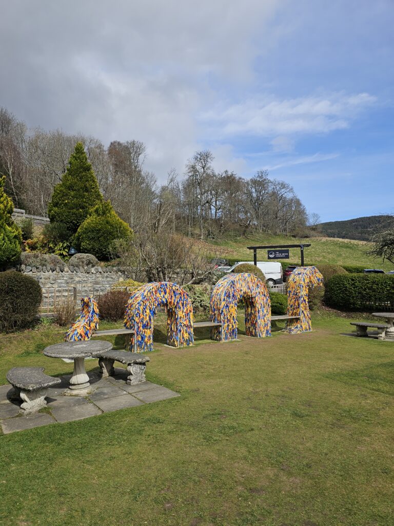 Nessy - potwór z loch ness zrobiony ze wstążek z lokalnego muzeum w Drumnadrochit