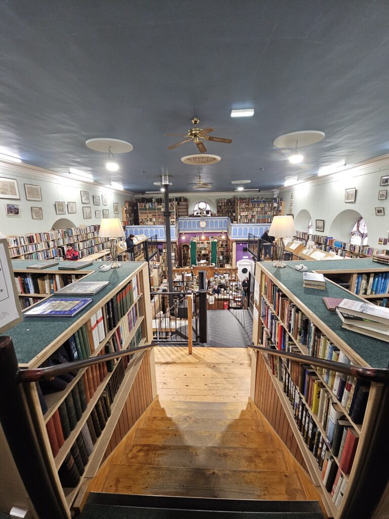 wnętrze słynnej księgarni w Inverness, Leakey's Bookshop