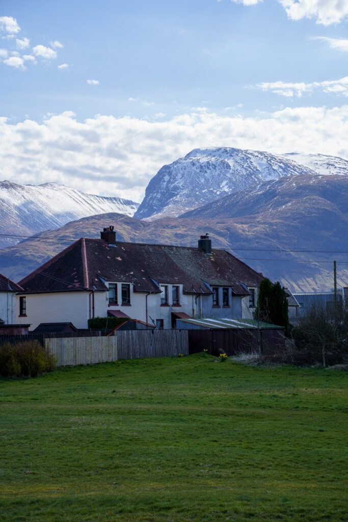 Widok na domy w Caol a w tle góra Ben Nevis