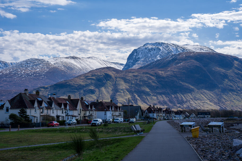 Domy w mieście Caol a w tle Ben Nevis