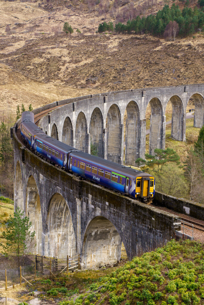 Wiadukt Glenfinnan z przejeżdżającym pociągiem - Szkocja