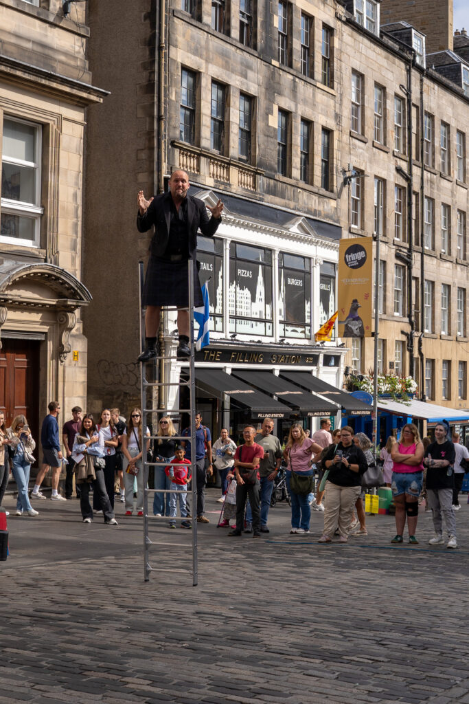 Uliczny artysta w Edynburgu podczas festiwalu fringe.