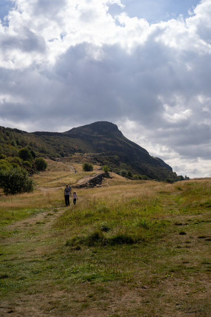 Widok na punkt widokowy Arthur's Seat koło Edynburga.