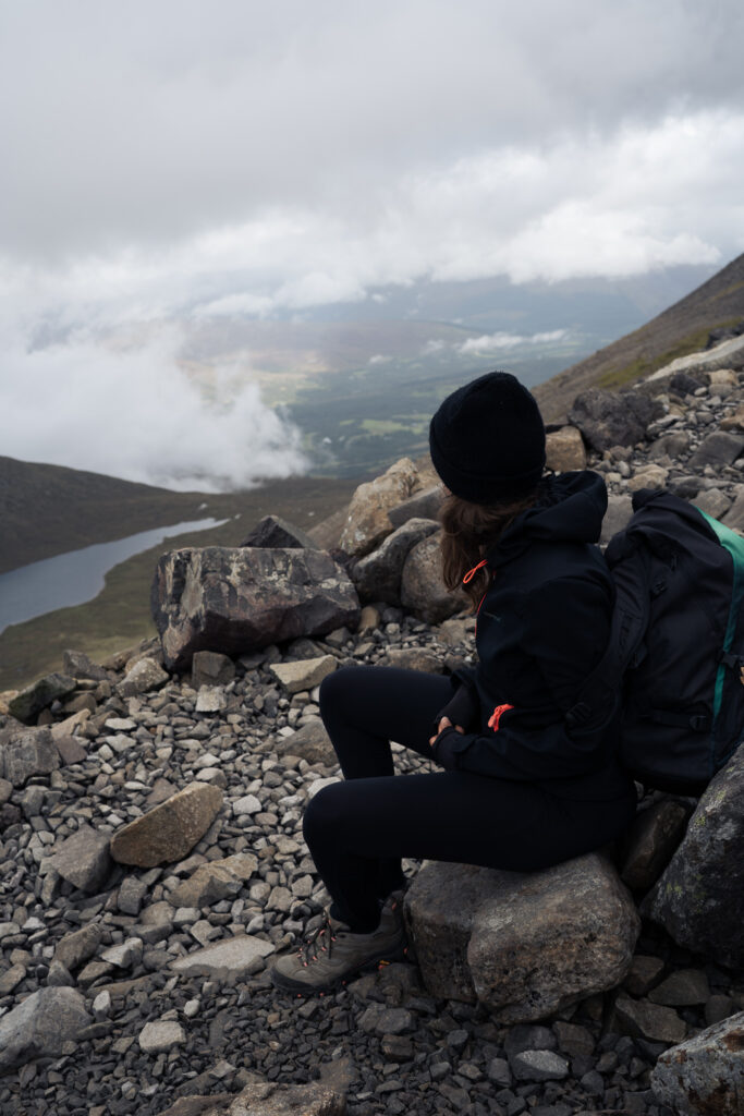 Turystka rozkoszująca się widokiem ze szlaku na Ben Nevis w Szkocji.
