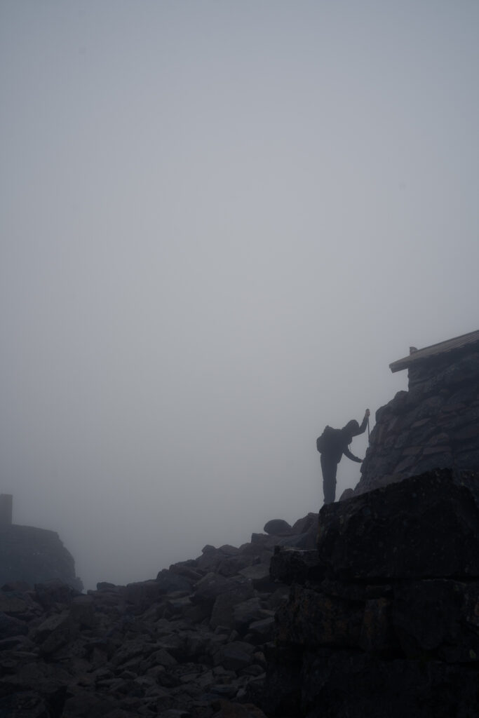 Mgła na górze Ben Nevis, Szkocja, Highlandy
