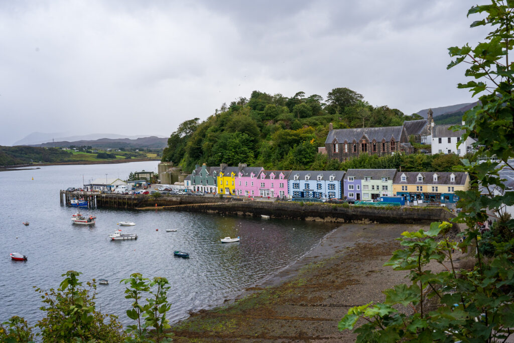 Widokówka z Portree na Isle of Skye przedstawiające kolorowe fasady