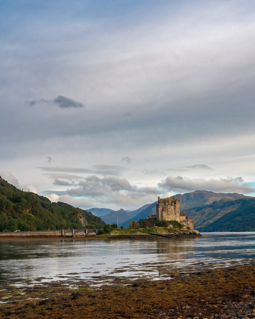 Zamek Eilean Donan - Widokówka o zachodzie słońca. Szkocja, highlandy