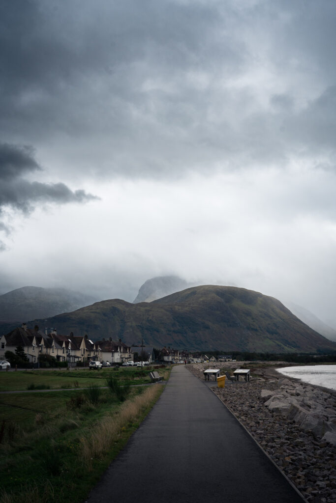 Widokówka ze Szkocji Ben Nevis i miasto Caol przed burzą.