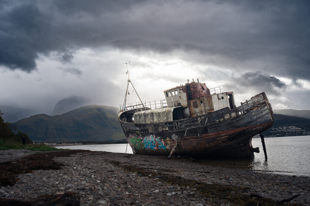 Wrak statku w Caol, Szkocja, Highlandy. W tle góra Ben Nevis
