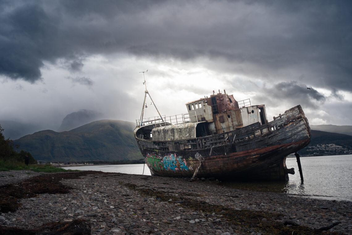 Wrak statku na brzego w Caol a w tle góra Ben Nevis