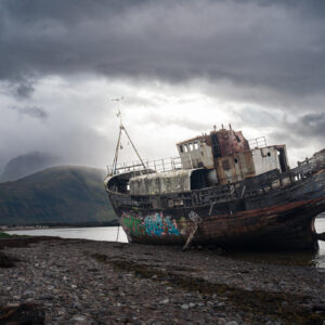 Wrak statku na brzego w Caol a w tle góra Ben Nevis