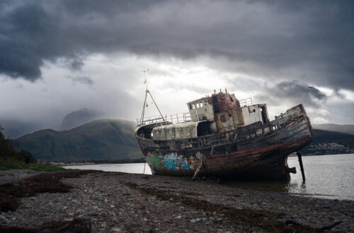 Wrak statku na brzego w Caol a w tle góra Ben Nevis