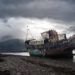 Wrak statku na brzego w Caol a w tle góra Ben Nevis